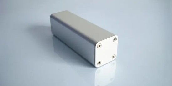 鋁殼機加（jiā）工油汙（wū）怎麽處（chù）理，還好有（yǒu）電池鋁殼清洗劑